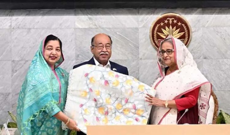 টাঙ্গাইল শাড়ির জিআই সনদ প্রধানমন্ত্রীর হাতে